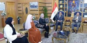 رئيس جامعة المنصورة يُكَرِّم طالبتين بكلية التربية للطفولة المبكرة لأمانتهما - هرم مصر