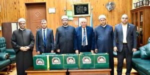 أمين الأعلى للشئون الإسلامية يُهدي كلية الشريعة والقانون مجموعة من الإصدارات المترجمة - هرم مصر