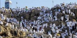 حجاج بيت الله يتوافدون إلى جبل عرفات لأداء ركن الحج الأعظم - هرم مصر