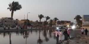 كسر مفاجئ في خط مياه رئيسي يغرق شوارع حي المنشية بطور سيناء - هرم مصر