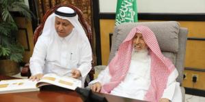 مفتي عام المملكة يتسلم التقرير النصف سنوي لإدارة العلاقات العامة والإعلام برئاسة الإفتاء لعام 2025 - هرم مصر