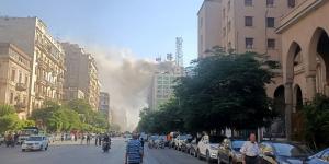 تصاعد الأدخنة من أعلى سطح مبنى سنترال رمسيس في القاهرة - هرم مصر
