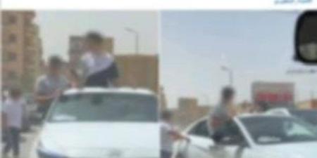 عرضوا حياة المواطنين للخطر.. أصحاب فيديو الجلوس أعلى سيارة بالشرقية يواجهون هذه العقوبة - هرم مصر