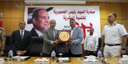 لجهوده في خدمة العمل التنفيذي.. محافظ المنيا يُكرم السكرتير العام لبلوغه سن المعاش - هرم مصر