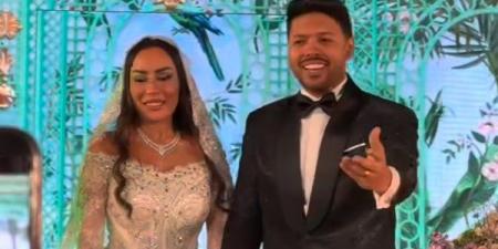 محمد شاهين يغني لزوجته فى حفل زفافهما - هرم مصر