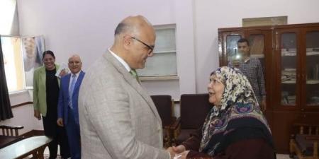 محافظ القليوبية يشارك نزلاء دار المسنين ببنها العيد ويقدم لهم الهدايا والورود - هرم مصر