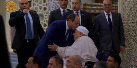 لفتة إنسانية من الرئيس السيسي مع الدكتور أحمد عمر هاشم بصلاة العيد - هرم مصر