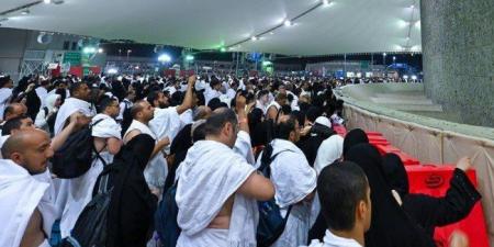 حجاج بيت الله الحرام يرمون جمرة العقبة الكبرى في مشعر منى - هرم مصر