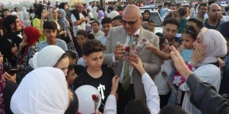 محافظ القليوبية ورئيس جامعة بنها يوزعان الورود على المواطنين احتفالا بعيد الأضحي - هرم مصر