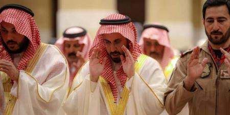 محافظ الخرج يؤدي صلاة عيد الأضحى مع جموع المصلين - هرم مصر