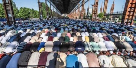 مئات الآلاف من المسلمين يؤدون صلاة عيد الأضحى في إيطاليا - هرم مصر