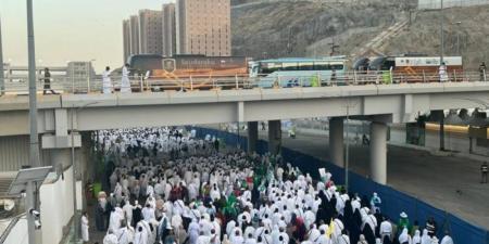 الحجيج يتوافدون لرمي جمرة العقبة في أول أيام عيد الأضحى - هرم مصر