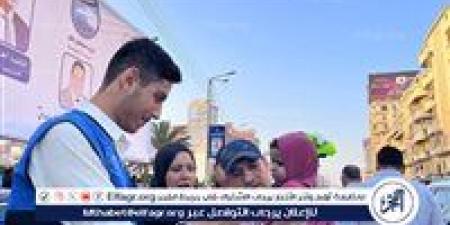 متطوعي فريق شبابي يوزعون الهدايا على الأطفال عقب صلاة العيد بمسجد النصر بالمنصورة - هرم مصر