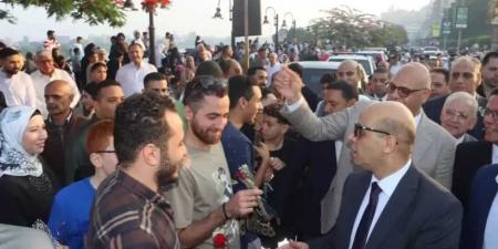 ”مدير أمن القليوبية” يرسم البهجة والفرحة على المواطنين بعد الصلاة.. ويقدم لهم التهنئة والورود - هرم مصر