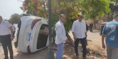 سيارة ملاكي تصطدم بشجرة على طريق شبين الكوم قويسنا بالمنوفية.. والوحدة المحلية تتدخل على الفور - هرم مصر