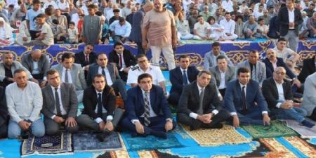 محافظ السويس يؤدي صلاة عيد الأضحى بقرية العمدة وسط حشد من القيادات والأهالي - هرم مصر