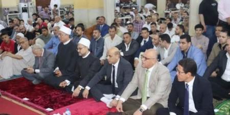 محافظ القليوبية يؤدي صلاة عيد الأضحى بمسجد ناصر بمدينة بنها - هرم مصر