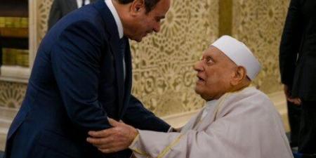 تقديرا لقيمة العلماء.. الرئيس السيسي يُقبّل رأس الدكتور أحمد عمر هاشم خلال صلاة عيد الأضحى «فيديو» - هرم مصر
