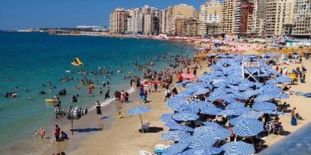 في أول أيام عيد الأضحى.. شواطئ الإسكندرية تستقبل الزوار بأجواء ربيعية و نسب إشغال متوسطة - هرم مصر