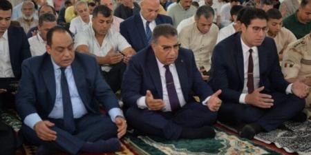 محافظ الدقهلية ومدير الأمن يؤديان صلاة عيد الأضحى المبارك بمسجد النصر بالمنصورة - هرم مصر