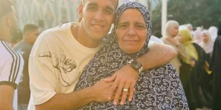 ناصر منسي يشارك متابعيه صورة مع والدته من صلاة العيد - هرم مصر