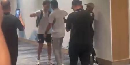 شاهد إمام عاشور يستقبل زيزو بالأحضان فى معسكر الأهلى بأمريكا - هرم مصر