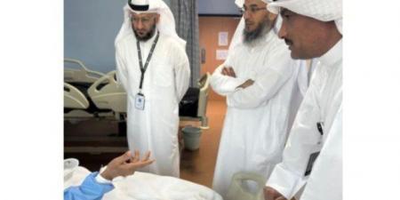 رئيس بعثة الطب الكويتي يطمئن على صحة أحد الحجاج الكويتيين في مكة المكرمة - هرم مصر