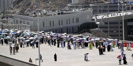حجاج بيت الله الحرام يرمون الجمرات الثلاث في أول أيام التشريق - هرم مصر