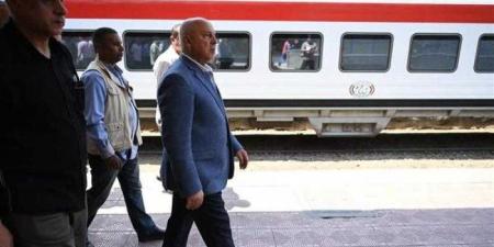 وزير الصناعة والنقل في جولة تفقدية مفاجئة بمحطة مصر للسكك الحديدية برمسيس لمتابعة انتظام وانضباط العمل بالمحطة - هرم مصر