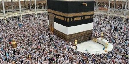 حجاج بيت الله الحرام يؤدون طواف الوداع - هرم مصر