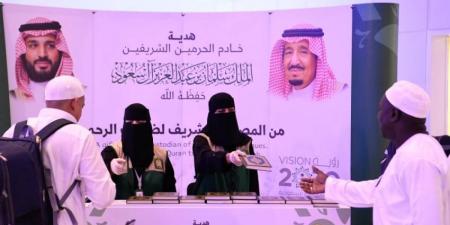 الشؤون الإسلامية تواصل توزيع هدية خادم الحرمين عبر مطار جدة - هرم مصر