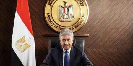 وزير السياحة والآثار يتابع أعمال غرفة عمليات انتظام الحركة السياحية في مصر - هرم مصر