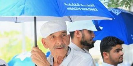 للوقاية من ضربات الشمس..توزيع أكثر من 5 آلاف مظلة على الحجاج بالمدينة - هرم مصر