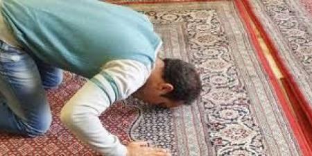 هل الضحك دون قصد أثناء الصلاة يبطلها؟.. أمين الفتوى يجيب - هرم مصر