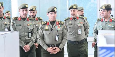 اللواء المربع يقف على الخدمات المقدمة لضيوف الرحمن في جوازات مطار المدينة المنورة - هرم مصر