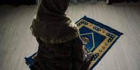حكم رفع الصوت بالقراءة للنساء في الصلاة.. الأزهر للفتوى يوضح - هرم مصر