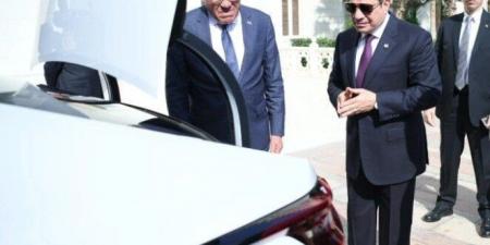 الرئيس السيسي يتفقد عددا من سيارات «سيتروين C4X» المصنّعة محليًا.. فيديو - هرم مصر