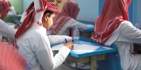 مشرفون يراقبون الدراسة أيام الامتحانات - هرم مصر