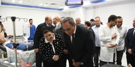 محافظ قنا يزور مصابي حادث منتدبي امتحانات الثانوية بدشنا ويوجه بتقديم الدعم الطبي والاجتماعي - هرم مصر