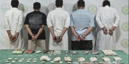 ضبط 5 مواطنين لترويجهم مادة الأفيون المخدر بمنطقة تبوك - هرم مصر