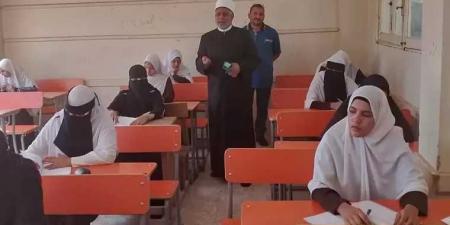 رئيس الإدارة المركزية لشؤون التعليم يتابع أعمال امتحانات الشهادة الثانوية الأزهرية بقنا - هرم مصر