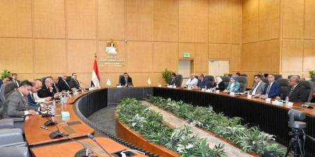 وزير الإسكان يعقد اجتماعًا للجنة التنسيقية العليا ويوجه رؤساء المدن الجديدة بالعمل على إجراءات ترشيد الاستهلاك - هرم مصر