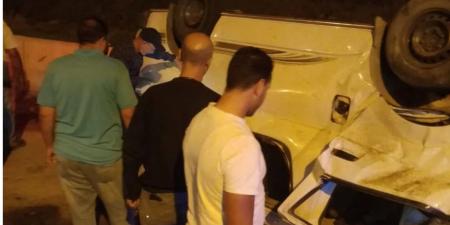 إصابة 11 شخصا في تصادم سيارتين بالبحيرة.. صور - هرم مصر