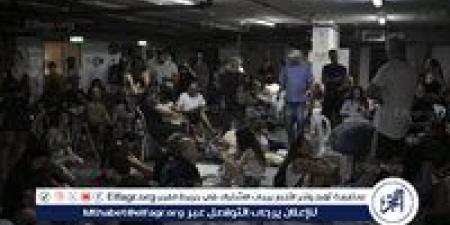 حارس أمن إسرائيلي يمنع شابًا فلسطينيًا من الاحتماء في الملجأ ويدخل امرأة إسرائيلية - هرم مصر
