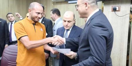 وزير العمل ومحافظ كفرالشيخ يسلّمان عقود عمل لذوي الهمم وشهادات لأوائل خريجي الدورات التدريبية - هرم مصر
