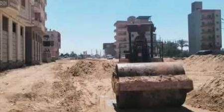مشروع حيوي لتحسين البيئة والطرق بقطور.. والمحافظ يتابع تغطية ورصف مصرف الزهار - هرم مصر