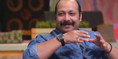 محمد ثروت وقوفي أمام ميمي جمال شرف كبير - هرم مصر