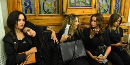 تامر حسني وزينة.. نجوم الفن يقدمون العزاء في والدة سارة وفيق | صور - هرم مصر