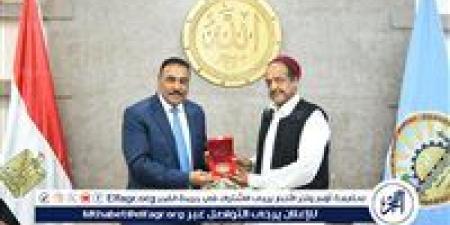 محافظ مطروح يكرم الحاصلين على شهادة الماجستير من الديوان العام - هرم مصر
