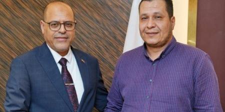 وزير العمل يُكافئ موظف أعاد مبلغ مالي لمواطن قام بتحويله بالخطأ - هرم مصر